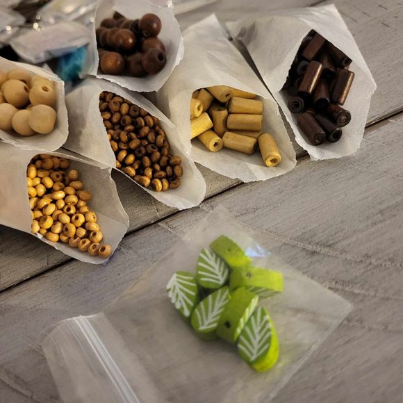 100's of Drilled Wooden Beads Lot Haul Bundle - Picture 1 of 4